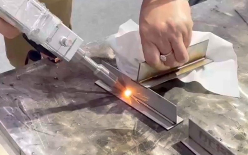 光纖激光焊接機(jī)OEM定制：滿足個(gè)性化工業(yè)需求